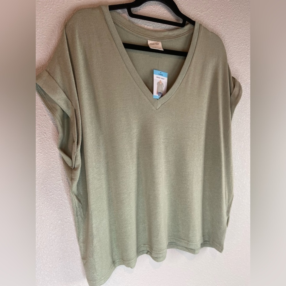 Mod Ref~NWT~Soft Stretchy~V-Neck~Rolled Cap Sleeve~Lightweight Top~Size L